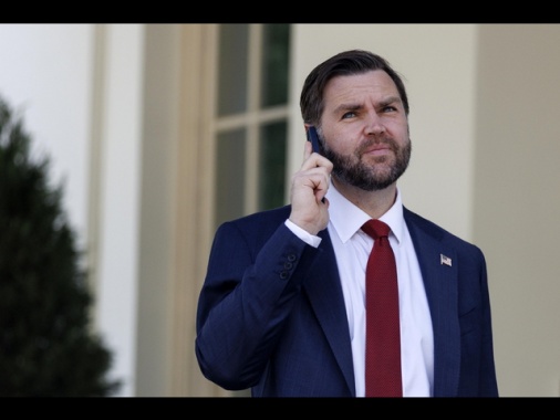 Stretta di mano tra Vance e il presidente del Parlamento iraniano