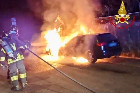 Varese, auto a fuoco in via Lazio