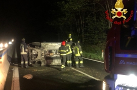 Si ribalta per evitare un cervo: ventenne soccorso a Travedona