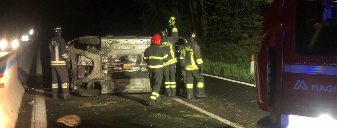 Si ribalta per evitare un cervo: ventenne soccorso a Travedona