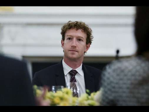 Ft, 'Meta lavora a una versione IA di Zuckerberg per interagire con lo staff'