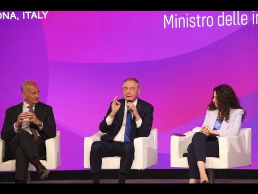 Urso, 'prevediamo incentivi per i veicoli, anche i commerciali'