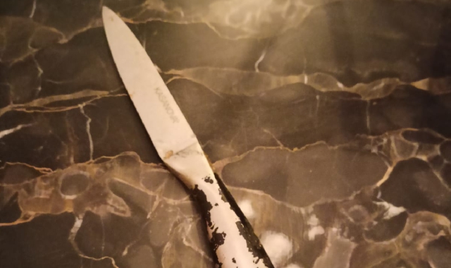 Il coltello ritrovato all’interno dell’abitazione dopo l’intrusione dei ladri