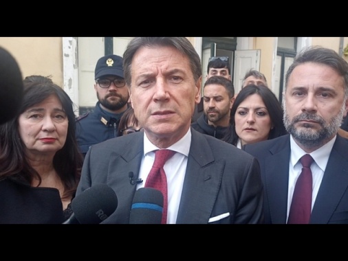 Deputati Fdi con le mascherine in Aula contro Conte, scintille alla Camera (4)