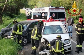 Scontro tra due auto: soccorsi i conducenti