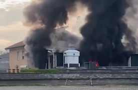 Capannone in fiamme, incendio in un’azienda di materie plastiche