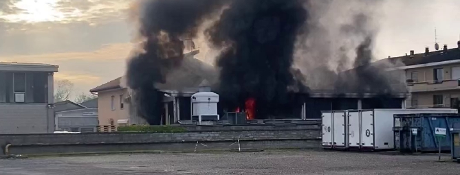Capannone in fiamme, incendio in un’azienda di materie plastiche