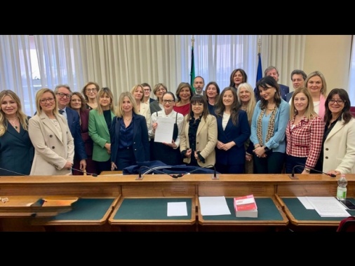 Commissione femminicidio approva relazione sulla violenza economica di genere