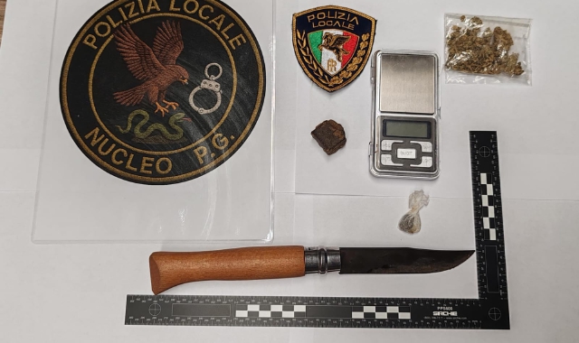 In auto con droga e coltello, ma senza assicurazione: denunce e sequestri