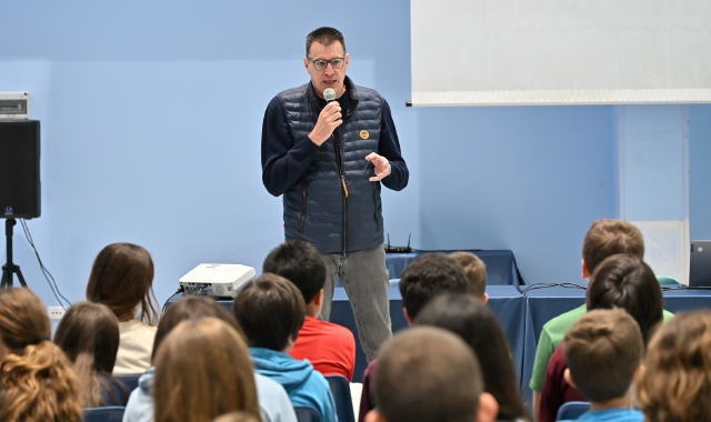Cecco Vescovi alle scuole medie Pellico di Varese (foto Puricelli)