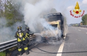 Camion in fiamme lungo l'Autolaghi