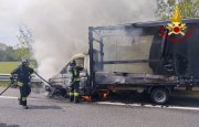 Camion in fiamme lungo l'Autolaghi