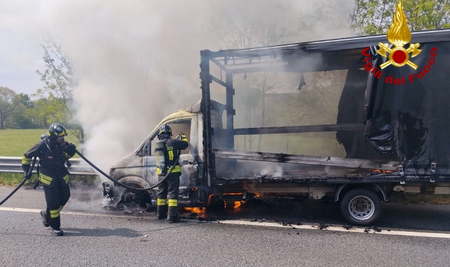 Camion in fiamme lungo l'Autolaghi