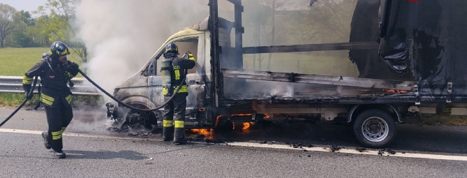 Camion in fiamme lungo l'Autolaghi