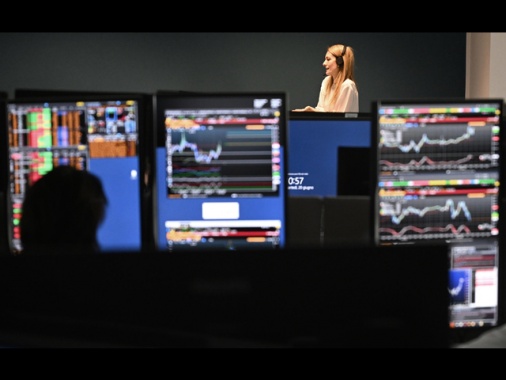 Lo spread tra Btp e Bund si stringe, chiude a 72 punti