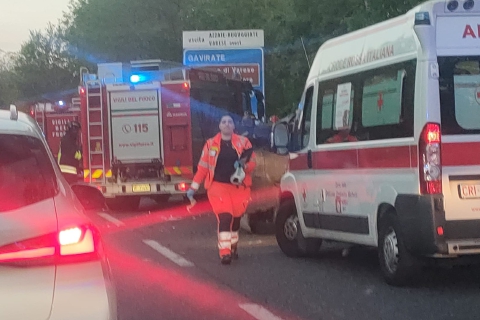 Incidente sulla A8: auto ribaltata, traffico in coda