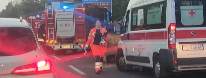 Incidente sulla A8: auto ribaltata, traffico in coda