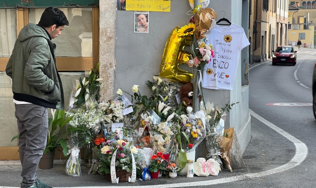 Fiori sabato mattina in ricordo della vittima (foto Angelo Puricelli)