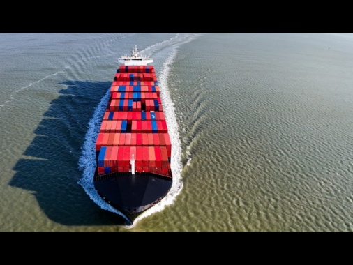 Petroliere attraversano lo Stretto di Hormuz