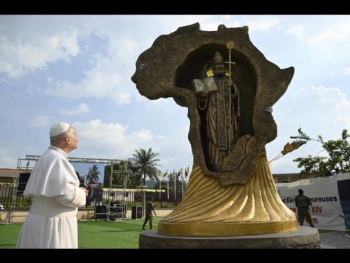 Il Papa, 'nessuno sia lasciato solo ad affrontare le avversità'