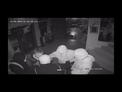 Vittima rapina in villa, 'riempito di pugni e pistola in faccia'