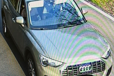 Scende dall’auto e strappa la catenina a una donna