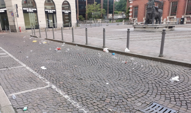 Piazza Cacciatori delle Alpi cosparsa di rifiuti alle 8 di domenica mattina