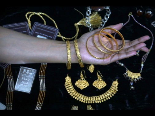 Oro in calo, spot a 4.786,04 dollari