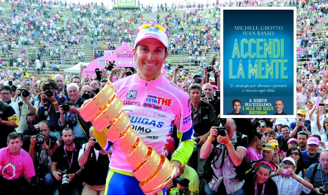 Ivan Basso all’epoca della vittoria del Giro d’Italia nel 2010 e nel riquadro la copertina del libro