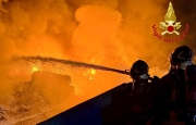 Fiamme in un'azienda di smaltimento rifiuti