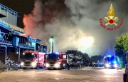 Fiamme in un'azienda di smaltimento rifiuti