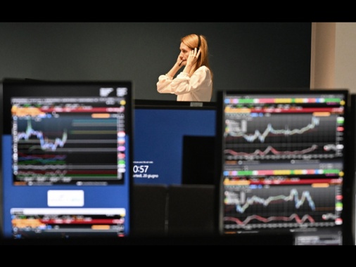 Lo spread tra Btp e Bund chiude in rialzo a 77 punti