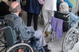 Chiede soldi e minaccia i genitori invalidi con un coltello