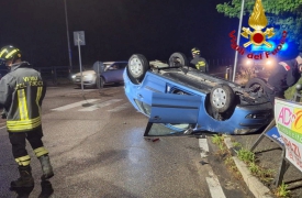 Si ribaltano con l’auto: soccorse due ragazze a Gazzada