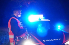 Si ribalta con l'auto, perde la droga e fugge