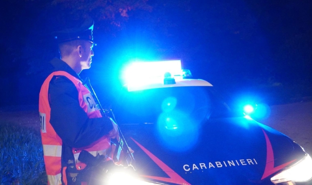 Si ribalta con l'auto, perde la droga e fugge