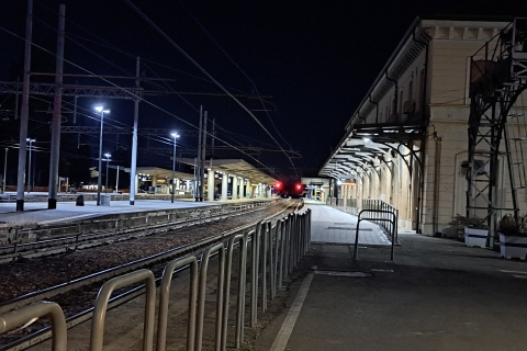 Guardie giurate in servizio di sera in stazione