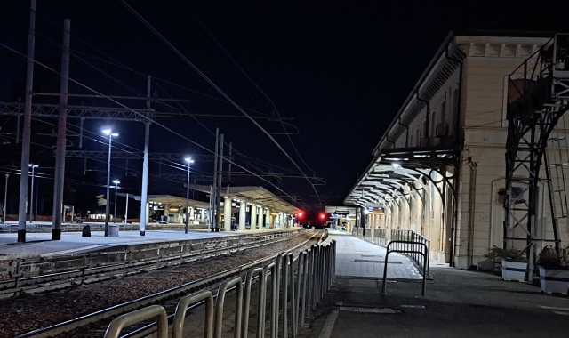 Guardie giurate in servizio di sera in stazione