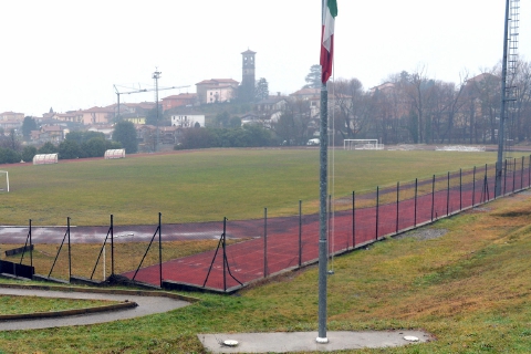 Donna s’allena in pista, anziano la molesta