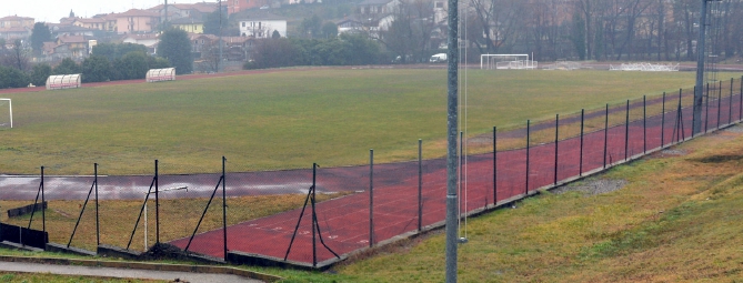 Donna s’allena in pista, anziano la molesta