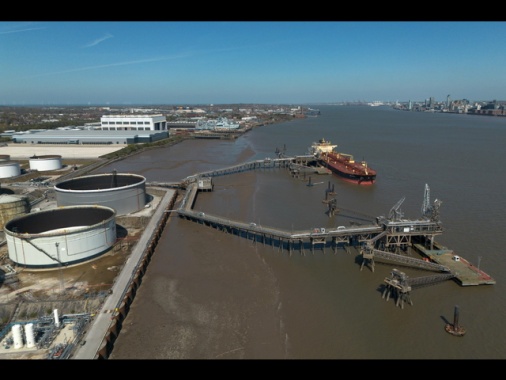 Il petrolio rallenta la corsa ma Brent resta sopra 100 dollari