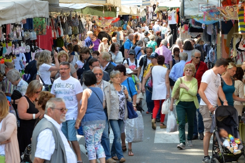Borseggiatrice al mercato, turista la smaschera
