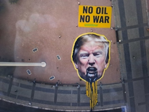 Greenpeace esibisce immagine di Trump che vomita petrolio, 'no oil, no war'
