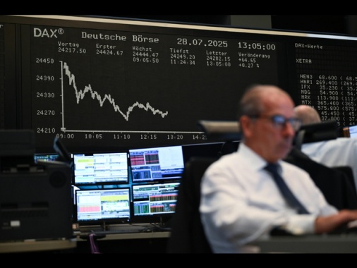 Borsa: l'Europa conferma il rosso, lo spread si allarga a 81 punti