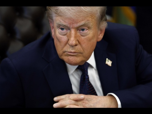 Spari durante il gala dei corrispondenti in Usa, Trump portato fuori