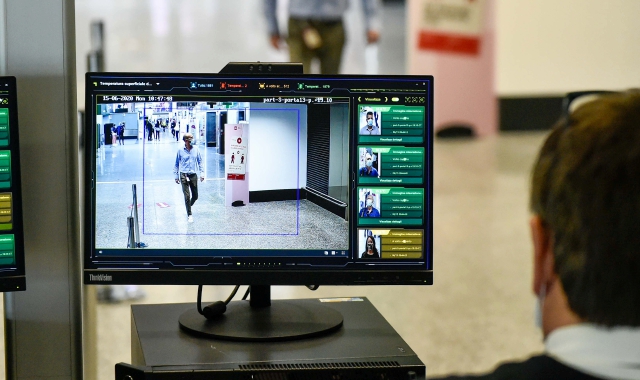 L’albanese è stato fermato dalla polaria a Malpensa a bordo di una Porsche Cayenne rubata: all’interno c’era una pistola clandestina, l’uomo è stato arrestato