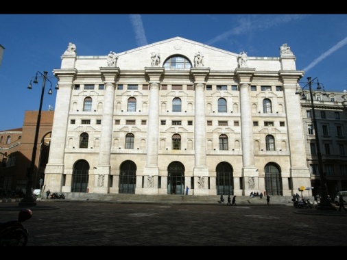 Borsa: Milano si consolida a +1%, lo spread sale a 81 punti base