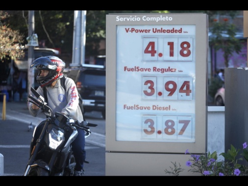 Usa, la benzina sale a 4,18 dollari al gallone, massimi da agosto 2022