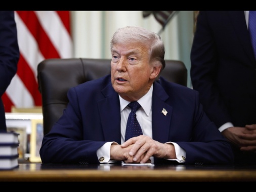 Trump, 'l'Iran ci ha detto che è al collasso, ci chiede di riaprire Hormuz'