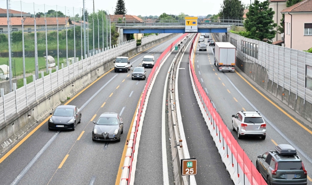 Lo spartitraffico sull’autostrada  (foto Angelo Puricelli)